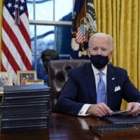 L'era di Biden comincia dalla mascherina