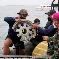 Rinvenuti alcuni detriti dell'aereo precipitato in mare