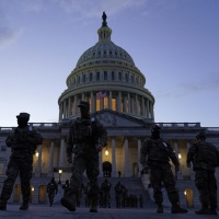 Estremisti QAnon travestiti da militari? Fbi in allerta