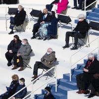 La foto di Bernie Sanders con le muffole diventa solidale