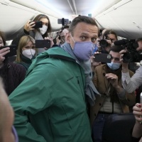 Navalny in viaggio verso la Russia: «Non temo l'arresto»