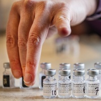 Le forniture del vaccino di Pfizer rallentano: anche la Svizzera s'interroga