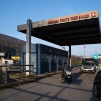 La dogana lo fa entrare, la polizia lo multa