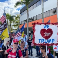 «Questo è solo l'inizio»: gli irriducibili abbracciano Trump