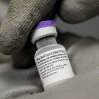 Vaccino: Pfizer riduce le consegne verso l'Europa
