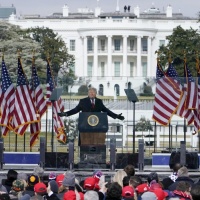 Trump arringa la folla: «Non ci arrenderemo mai»