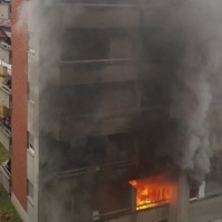 Fiamme in una palazzina, disagi in via al Ponte
