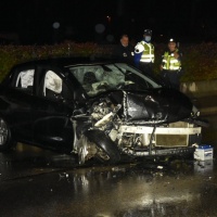 Grave incidente nella notte, l'auto finisce contro il muro