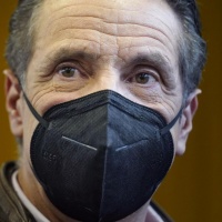 «Andrew Cuomo mi ha baciata a tradimento»