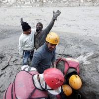 Il ghiacciaio finisce nel fiume: si temono decine di morti