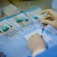Giovani volontari pronti a farsi infettare dal coronavirus