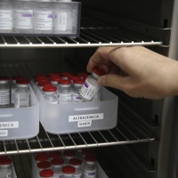 «AstraZeneca sicuro ed efficace, ma non si escludono effetti collaterali gravi»