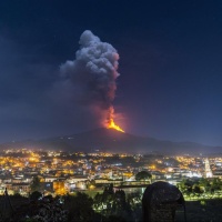 Irrequieto Etna, dà spettacolo anche di notte con una fontana di lava e lapilli