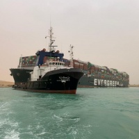 Una gigantesca nave sta bloccando il Canale di Suez