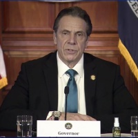 Andrew Cuomo si difende: «Erano solo atteggiamenti scherzosi»
