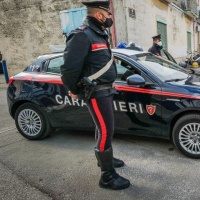 Tentano di rapinare la gioielleria, il titolare spara e li uccide