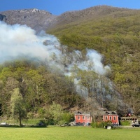 A Gordevio brucia il bosco