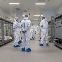 Vaccini in ritardo, il boss di Moderna incolpa Lonza