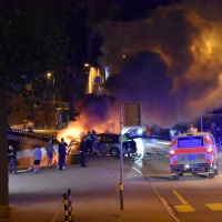 Urta il guardrail e l'auto prende fuoco: è in pericolo di vita