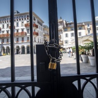 Nuove proteste in vista, il Municipio barrica le entrate