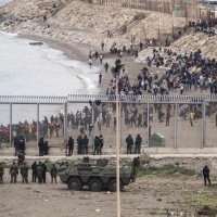 Un'ondata record di migranti a Ceuta, schierato l'esercito