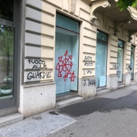 Durante il corteo imbrattati muri e vetrine