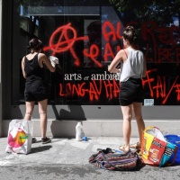 Armati di spugna per cancellare i graffiti