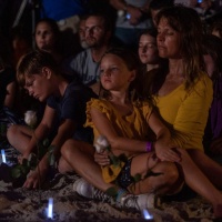 La veglia a Miami, davanti alle macerie