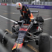 Gara folle a Baku: vince Perez, harakiri Hamilton. Brividi per Verstappen