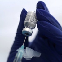 Pfizer, terza dose e siero su misura per la variante Delta