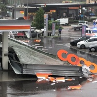 Piogge intense sul Luganese, crolla la pensilina del benzinaio Coop