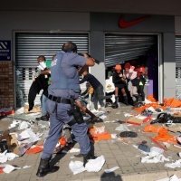 Saccheggi, fiamme e violenze, il Sudafrica è piombato nel caos