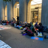 Attivisti per il clima occupano le banche in Paradeplatz