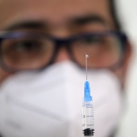 Terza dose, tra chi ha già iniziato e chi ci pensa