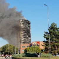 Colossale incendio in un palazzo di Milano
