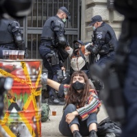 Iniziato lo sgombero degli attivisti di Paradeplatz