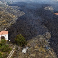 La colata alta 12 metri inghiotte tutto: «Vediamo le case sparire davanti ai nostri occhi»