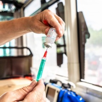 Con l'obbligo di certificato, la corsa al vaccino