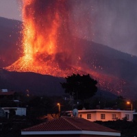 La lava avanza, lenta ma inesorabile