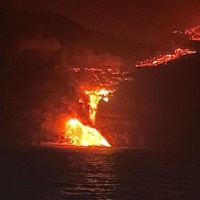 La lava del Cumbre Vieja ha raggiunto il mare