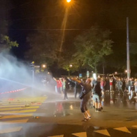 Barricate, proiettili di gomma e idranti nel cuore di Berna