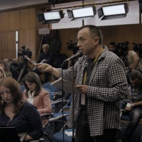 “Collective”, se l'inchiesta corre sul filo della fotocamera