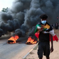 Premier in manette, scontri, fiamme e feriti. Cosa sta succedendo in Sudan?