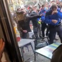 Aggrediscono i manifestanti con lo spray e «volano delle sedie»