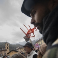 Alla manifestazione con la mascherina: «Mi hanno insultato»