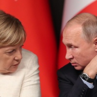 Migranti al confine, Angela Merkel chiama Putin per intervenire