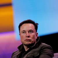 Elon Musk: «Che ne dite se vendo il 10% delle mie azioni Tesla?»