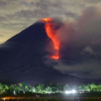 Sull'isola di Giava è di nuovo eruttato il Semeru