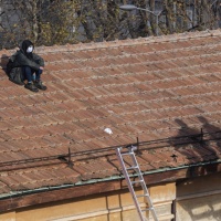 «Stiamo cercando di convincere l'ultima persona a scendere»