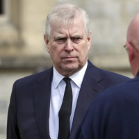 La regina non intende pagare, il principe Andrea potrebbe dover vendere